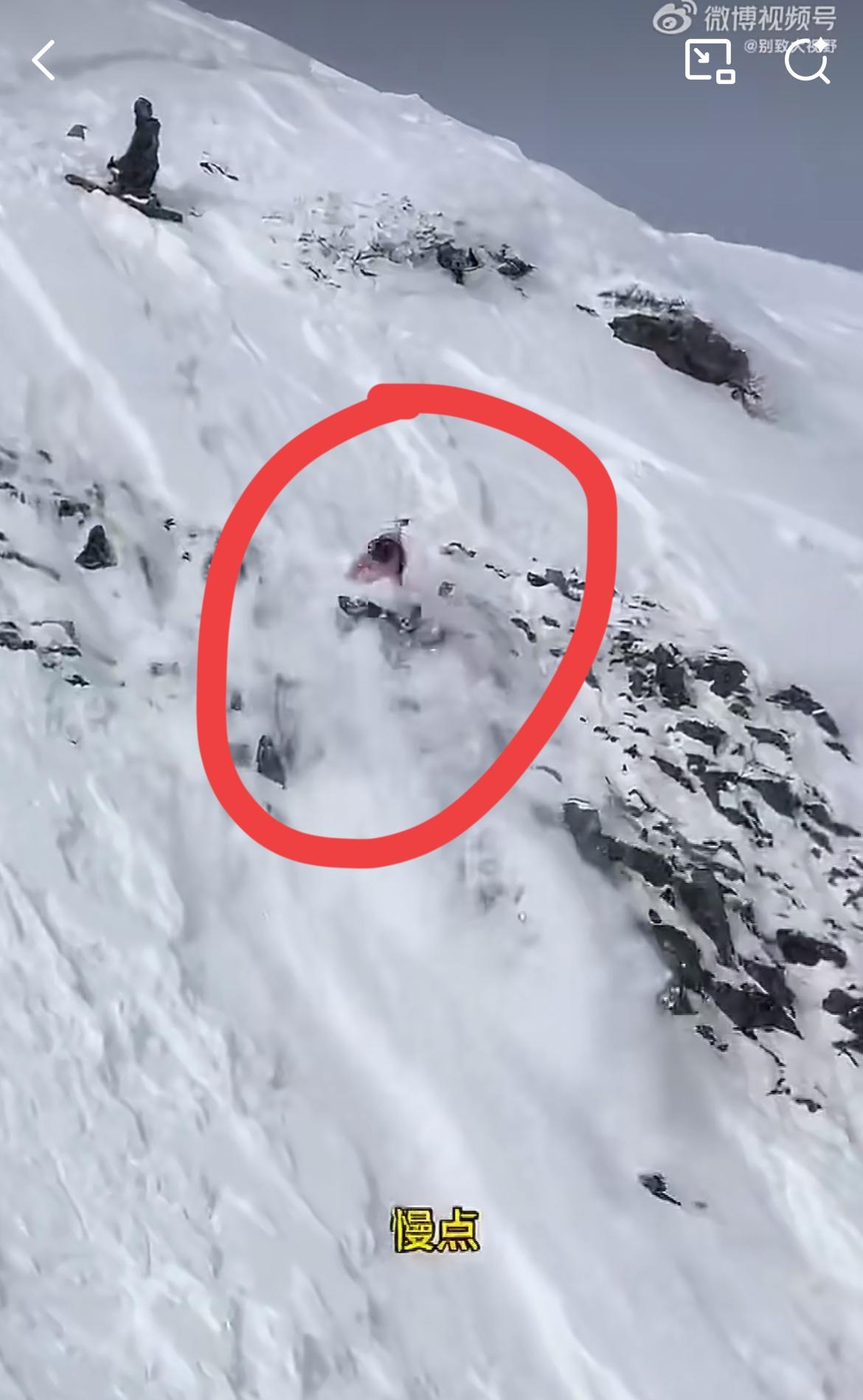 女子和同伴阿勒泰滑野雪，从山崖坠落，这些人胆子也太大了。看情形，应该不是人工滑雪