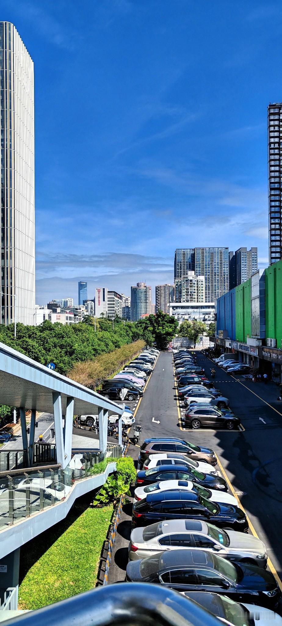 独来独往有一点不好，平时可以一个人上班，一个人下班，一个人吃饭，一个人睡觉。
但