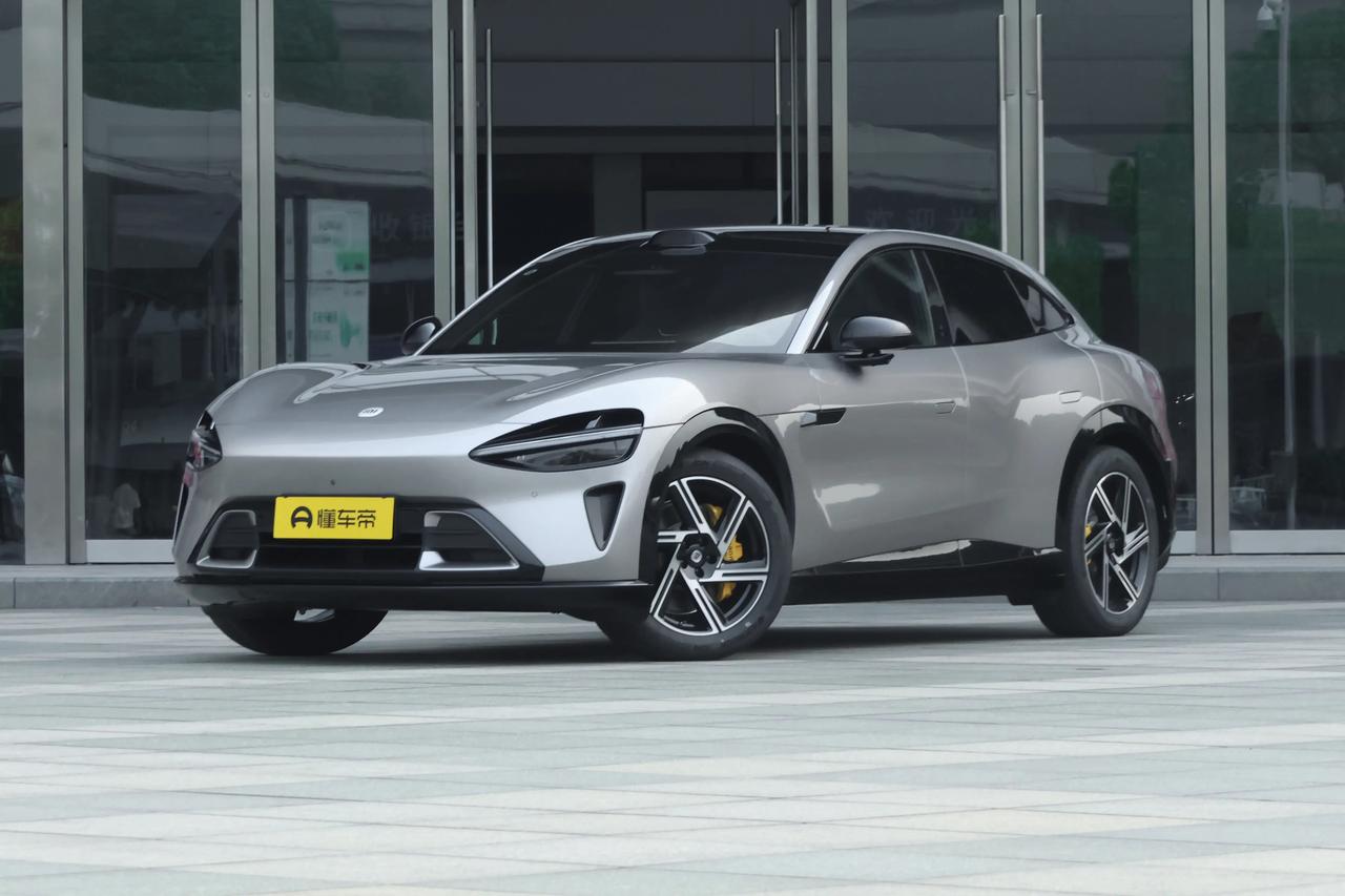 今天在马路上第一次看到钛金属配色的小米yu7，真的很帅，以前我比较看好纯白色的小