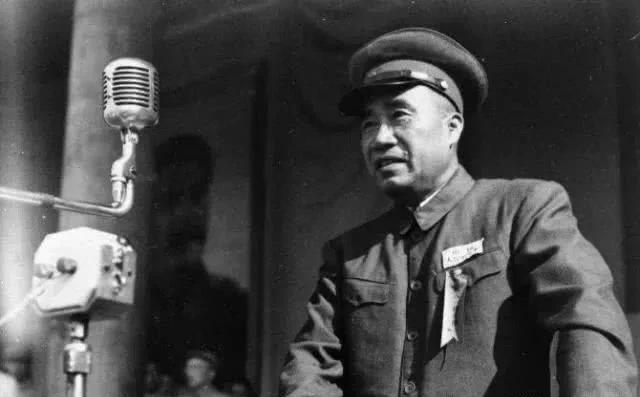 1952年6月2日，时任西南军区司令员的贺龙接到紧急通知，毛主席要在中南海见他。