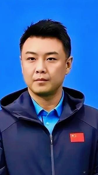 这根本不是什么球迷闹事，这就是一场有组织的闹事！WTT 大满贯赛外，一群人统一着