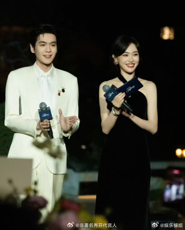 唐嫣张若昀主持处于经济上升期的画面真的很美好 