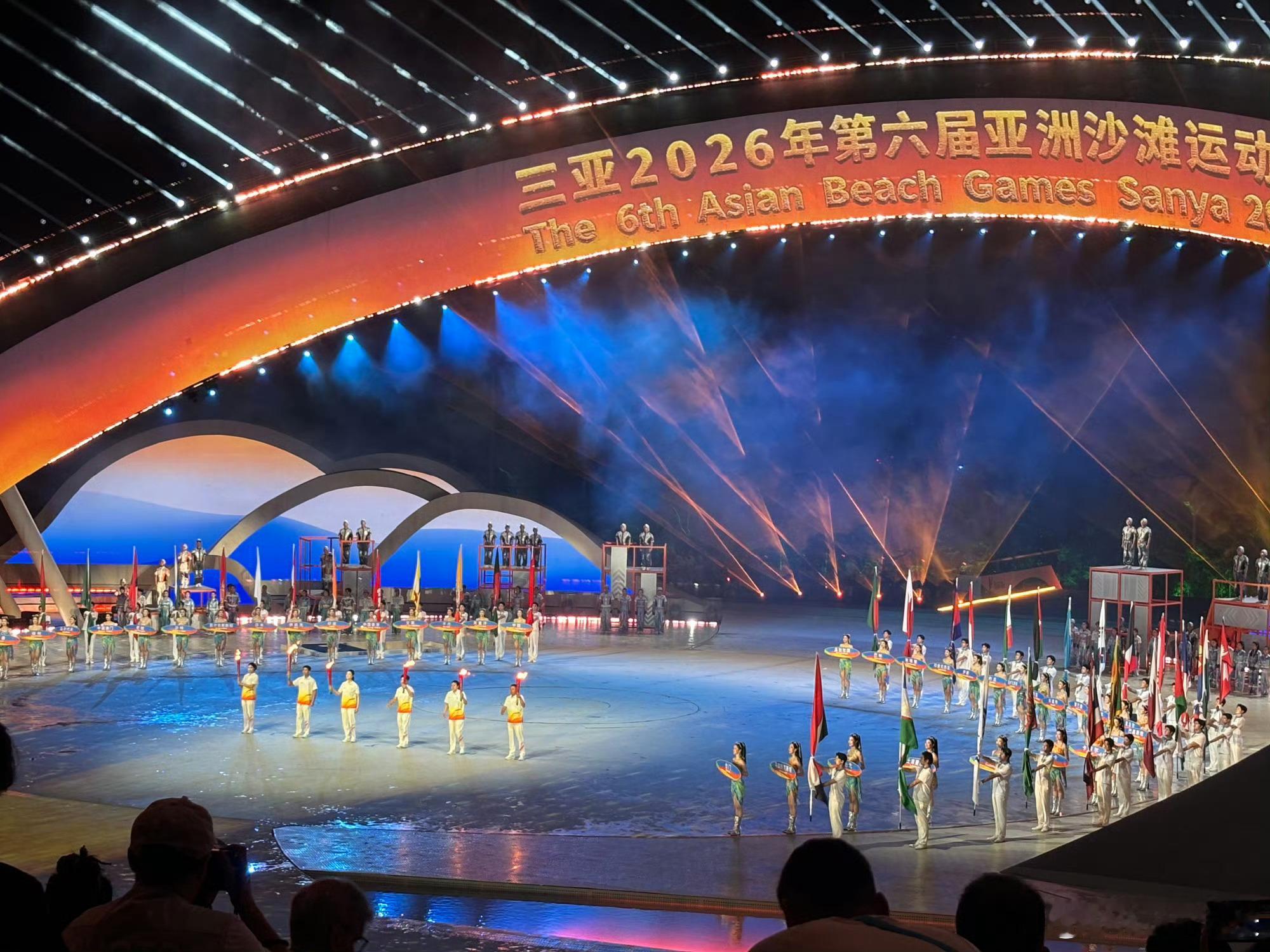 丁宁田亮等共同点燃三亚亚沙会主火炬2026年4月22日晚，第六届亚洲沙滩运动会在