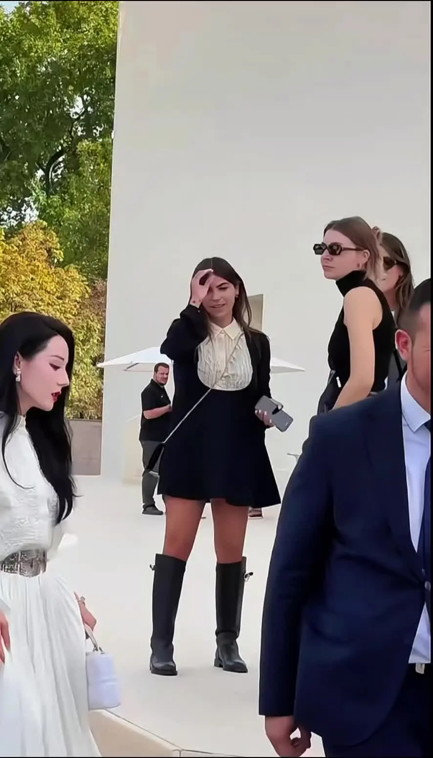 外国人都震惊的美貌 人群中的大明星在哪都美的很突出