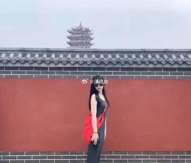 谈了快两个月的女朋友，总的来说感觉我配不上她。她是湖北武汉的，我是鄂州的，她身高