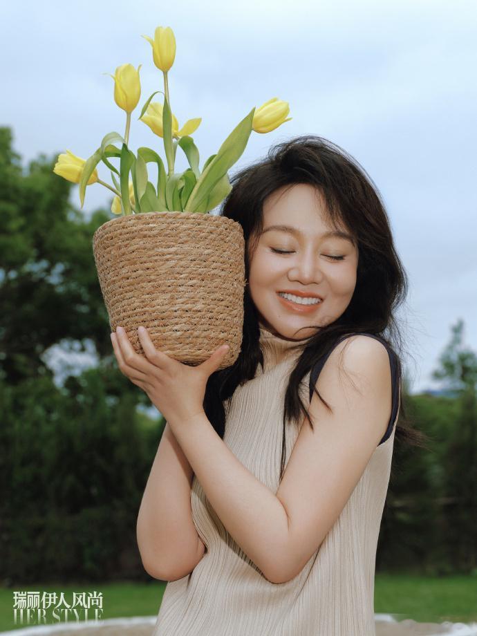 看到了闫妮身上的自由感闫妮田野大片 充满着温柔的自由，真的是仿佛进入到这个初夏的