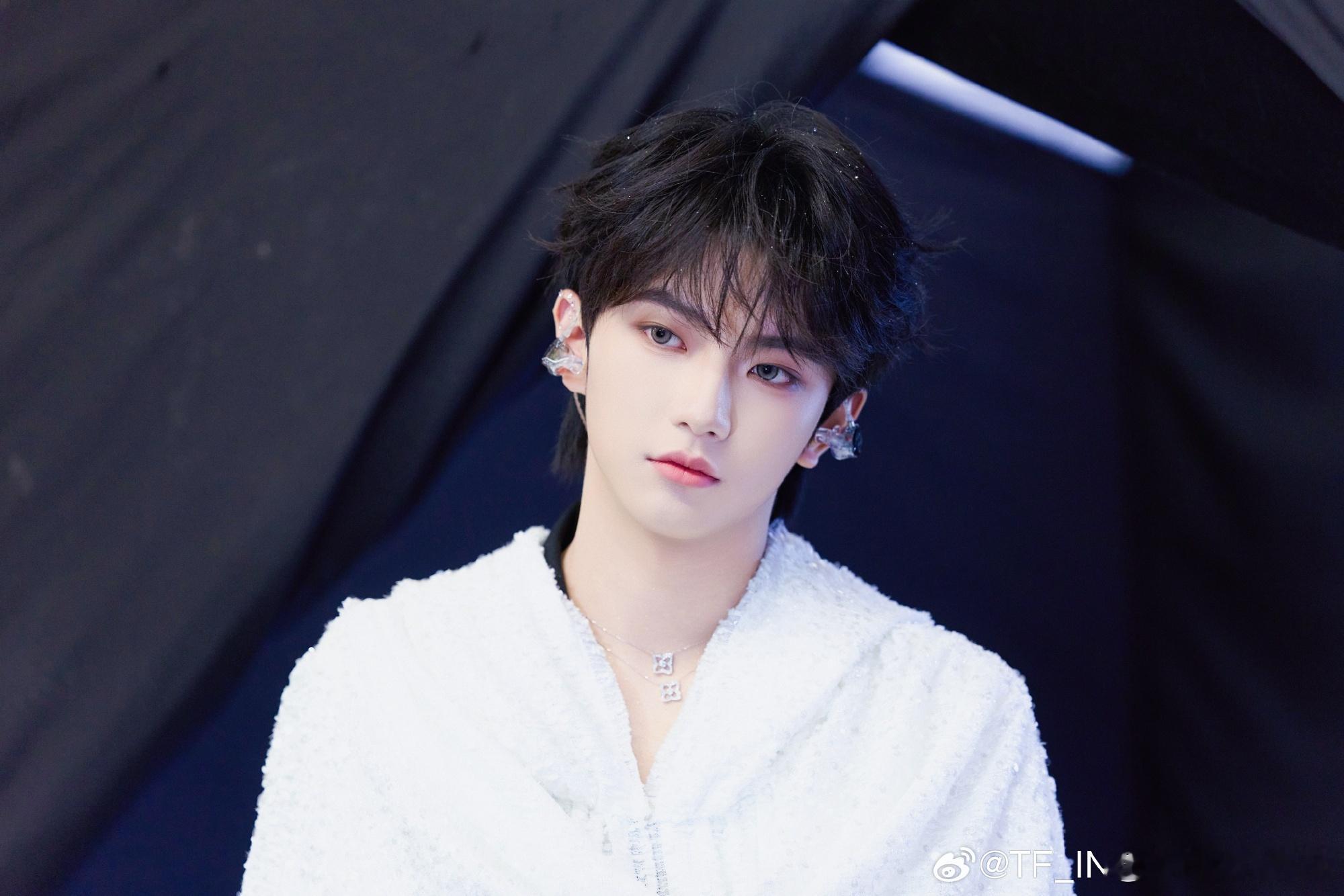 穆祉丞常州站大合照好漂亮的橙粉海🧡无数灯牌汇成爱意💖期待穆祉丞19号演唱会我