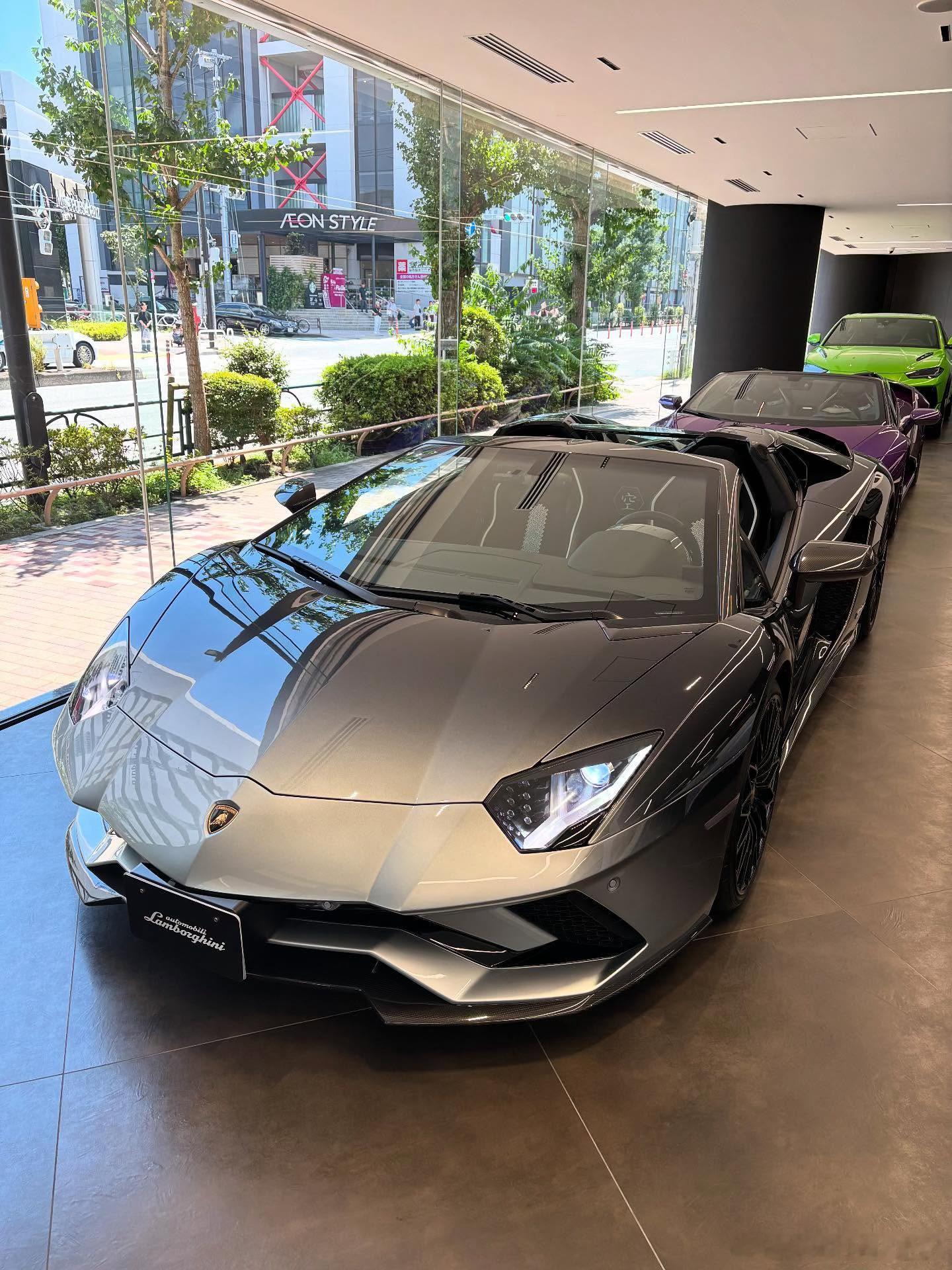 日本市场限定型号「Aventador Japan Edition 空」。这款车型