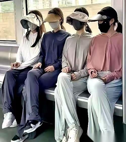 现在大夏天的很少看到穿短袖短裤的男女了，反而现在地铁公交大街上这种穿搭的到处都是