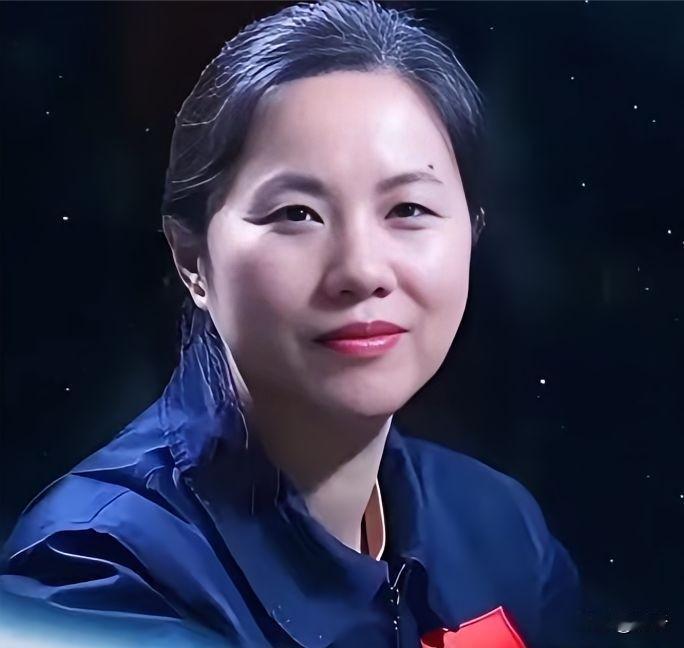 容易，1978年10月出生于湖北恩施土家族苗族自治州，土家族，中共党员，清华大学