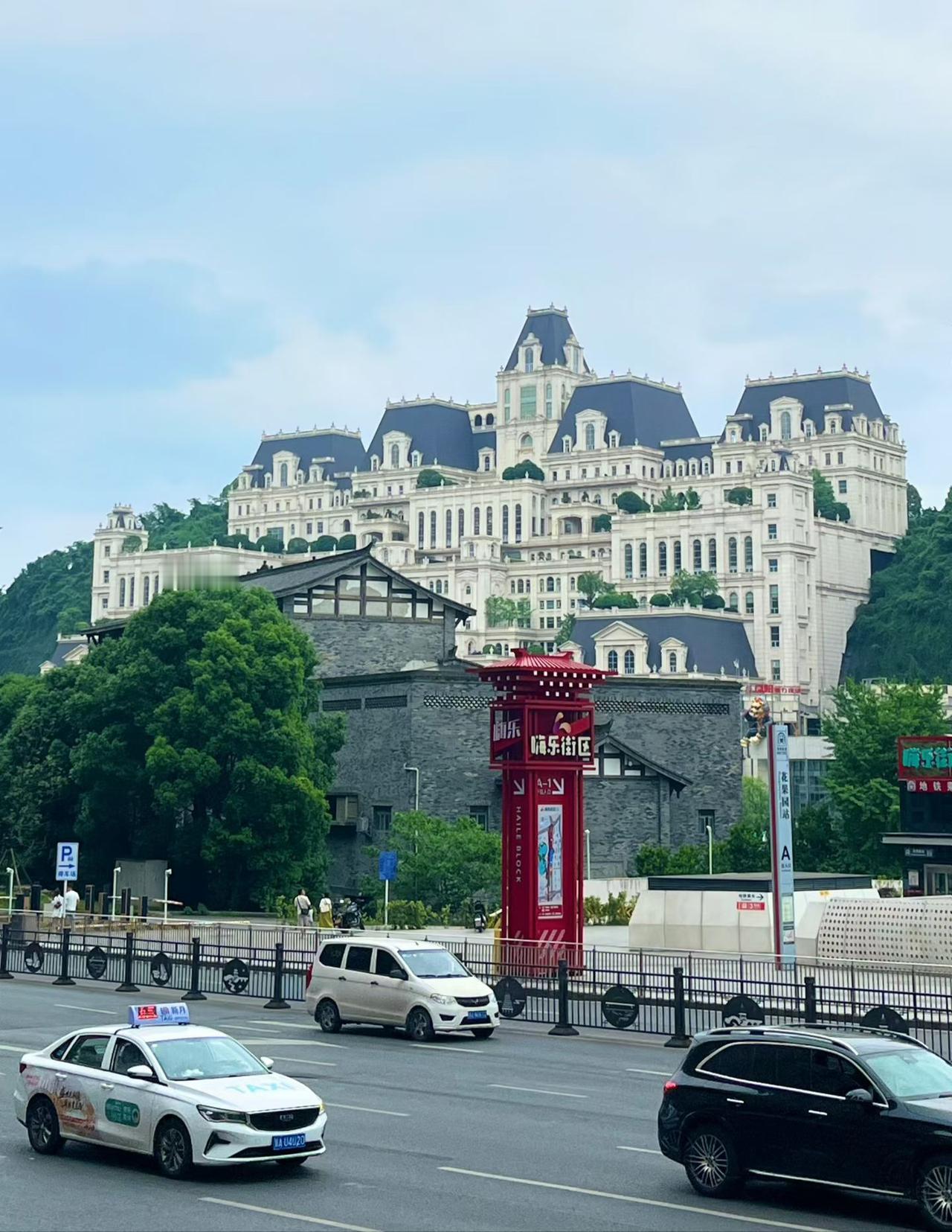 五一小长假，弟媳妇带着侄外孙，从成都赴贵阳玩耍。宝宝和姥姥到花果园白宫打卡，尤其
