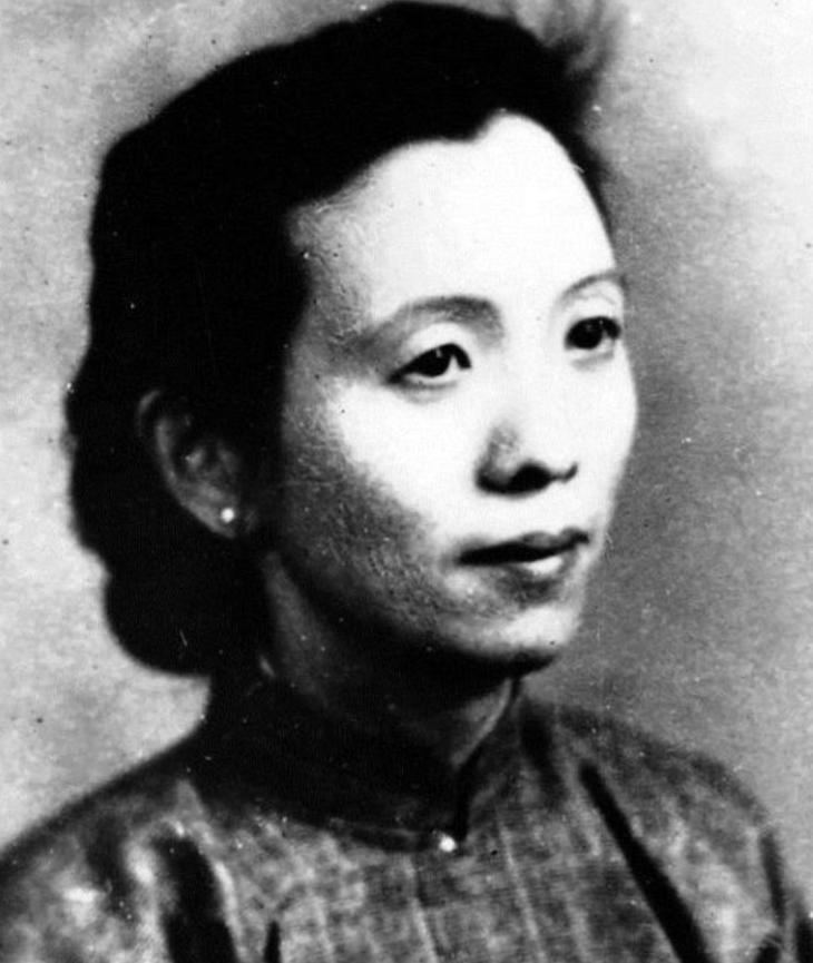 南京解放后，一个阔太太乘坐吉普车来到35军军部，对门口的守卫说：“我是陈修良，请