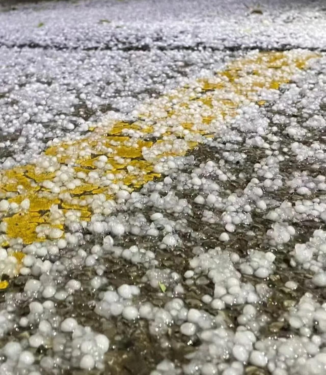 前夜的武汉狂风暴雨冰雹齐袭！
最近强对流天气频发
大家出门一定要看天气预报
就在