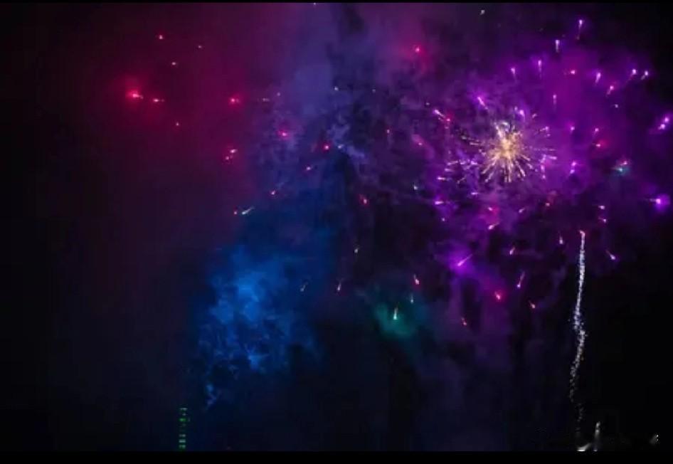 传统习俗不能一刀切，放鞭炮固然有利有弊，只要有所规范，防患于未然，就可以实行。例