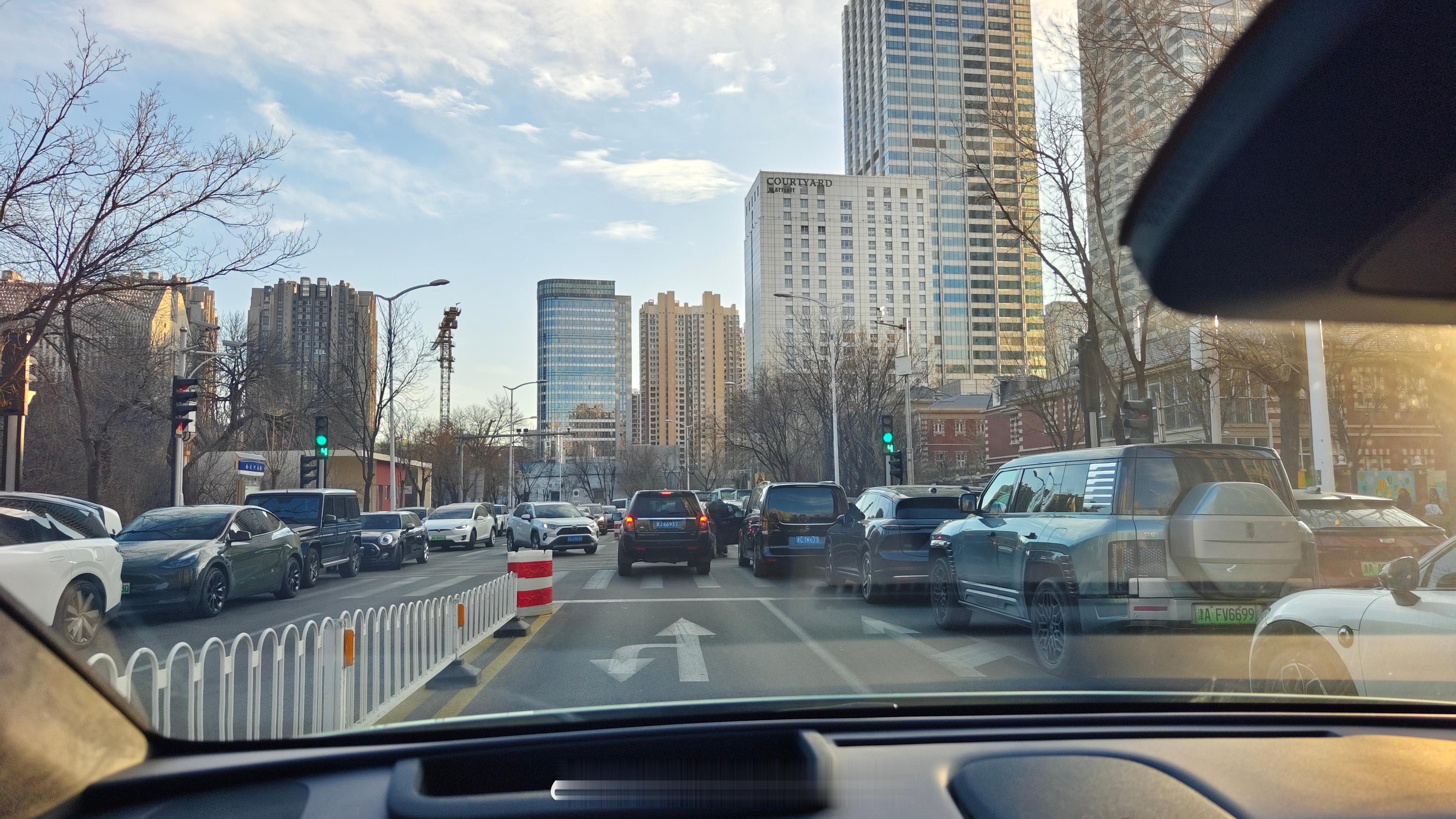 天津最贵的国际学校放学门口，MEGA到处都是反而埃尔法倒是不多～ 