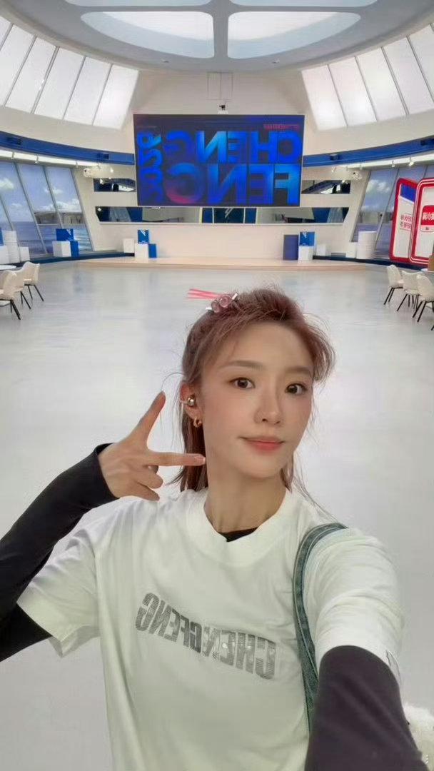 李小冉收到张月陈瑶的药和茶包乘风2026李小冉收到张月和陈瑶送来的药与茶包，小小