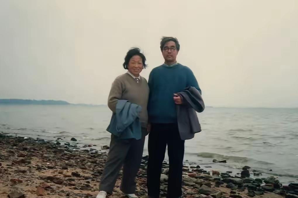 上海，一对老夫妻，无儿无女，平时17元盒饭吃两顿，镜腿用胶布缠，住50平的房子，