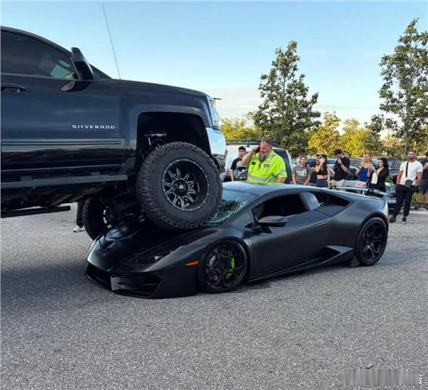 女子开高底盘皮卡碾过兰博基尼跑车4月22日，美国佛罗里达州一停车场，女子驾驶重度