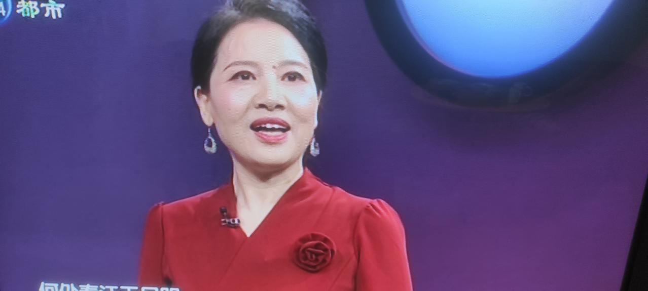 北京电视台《选择》节目开启新的一期；‘独立有光，勇敢择爱’。专家有穆演员、王颖，