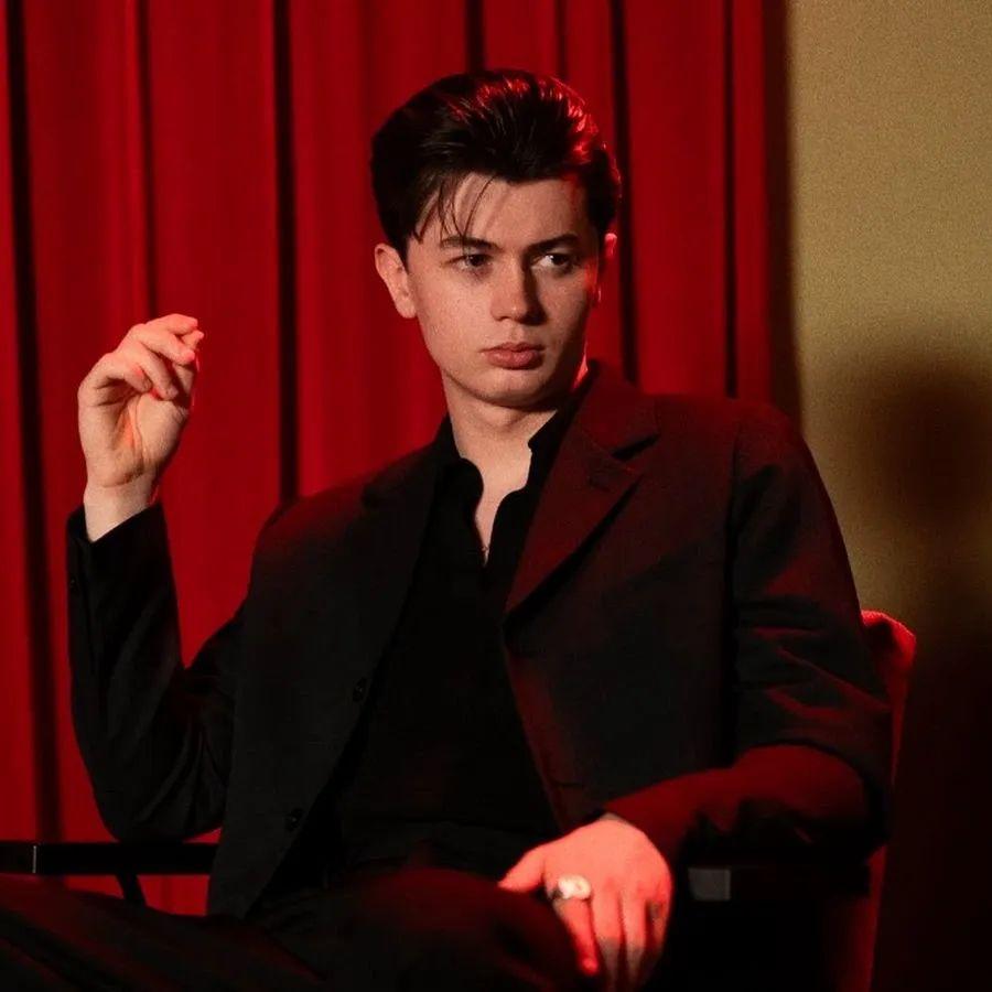 23岁英国男歌手 Elliot James Reay 2024年7月发行了他的首