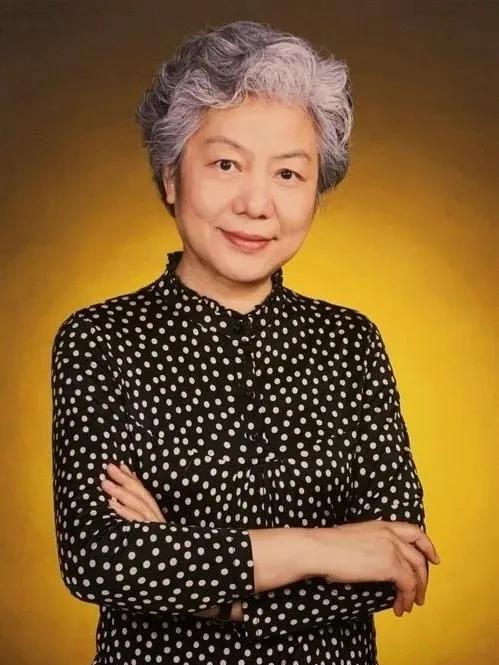 李玫瑾说：
“与人聊天，
少说自己的孩子。
如果孩子表现不好，
通过你的嘴说出去