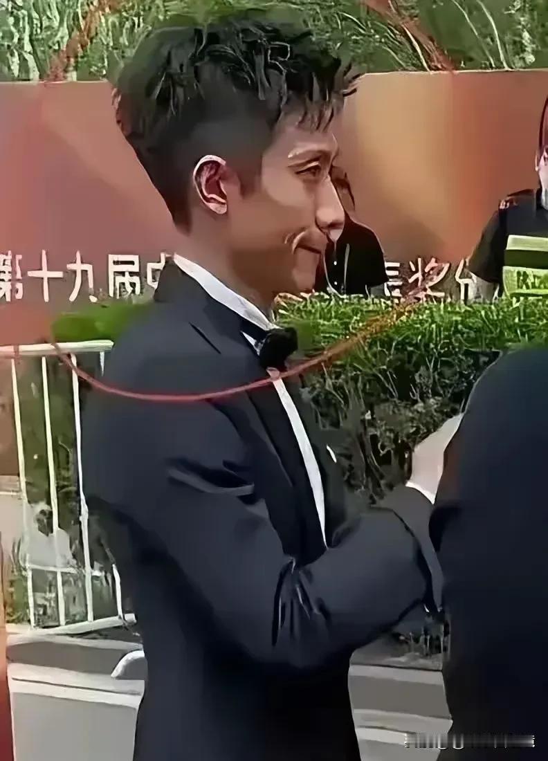 好久都没看到这个男明星露面了，没想到他竟然瘦成了这个样子。
按年纪来说，32岁的