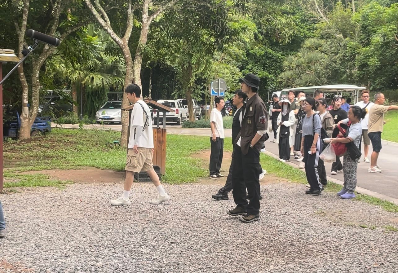 #一路前行治愈了我的精神焦虑# 跟随胡歌的脚步，踏上这场意义非凡的环保之旅。上一