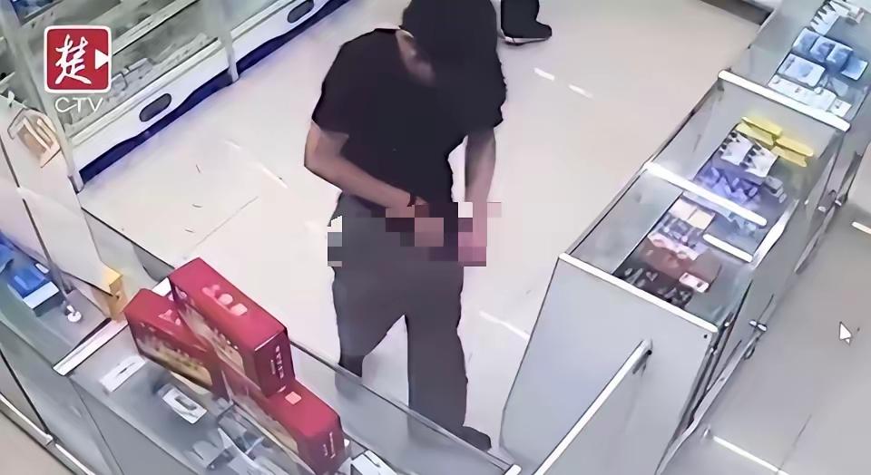 一男子从药店买了一盒“伟哥”，吃完却发现没有任何反应，他觉得药是假的，为了报复药