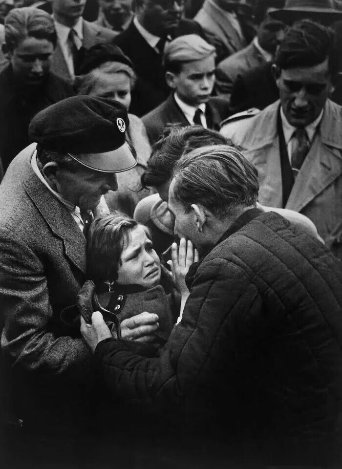 这就是战争给人带来的痛苦！1956年，一名被苏联释放的德国战俘终于与12岁的女儿