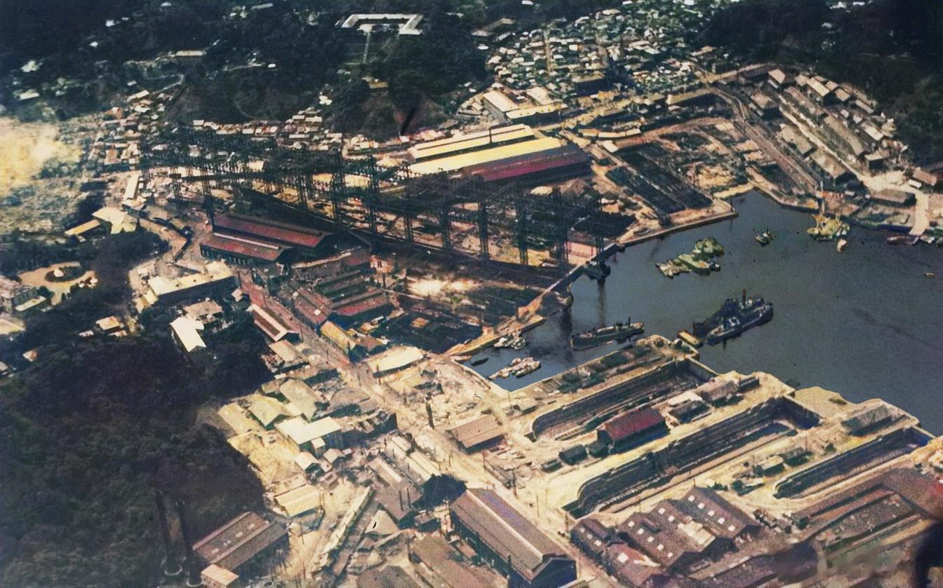 关东地震后的横须贺港，中央龙门吊下是建造中的战巡天城#武器装备[超话]##海军[