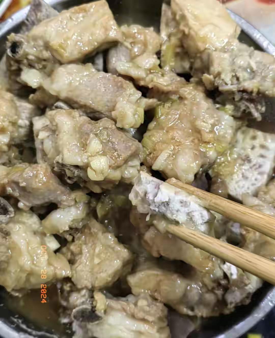 减肥的第好几天，这几天晚上都是没吃米饭的，只吃了一点点青菜，但今天婆婆做的菜是真
