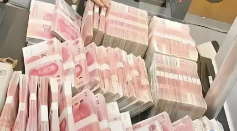 机器人抢饭碗的冲击，早已不是空想。当机器人能熟练送快递、跑外卖，那些靠体力和时间