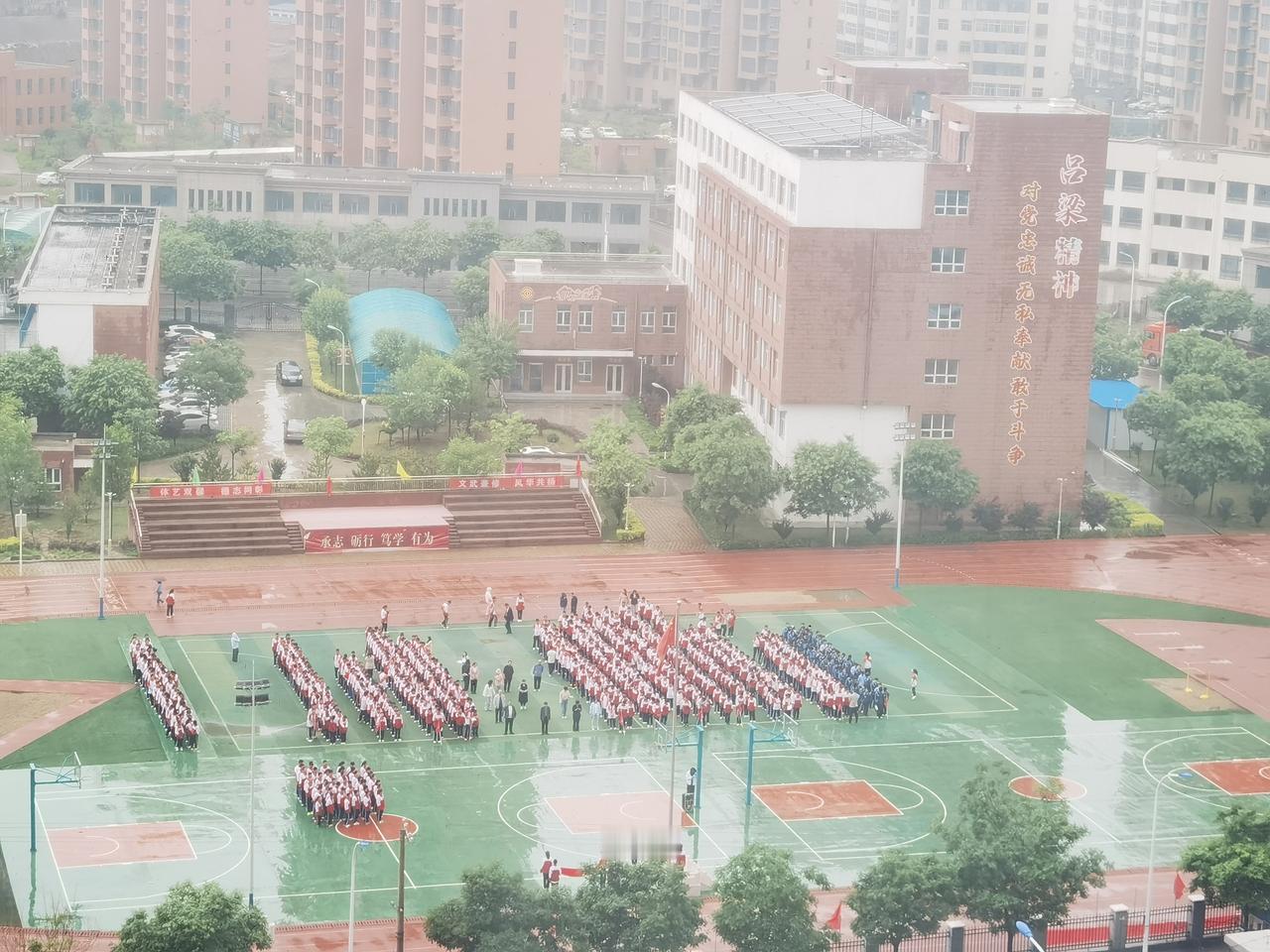 因为下雨，今天没出门，站在阳台，拍了张学校的照片，一是羡慕，二是心疼。
为啥羡慕