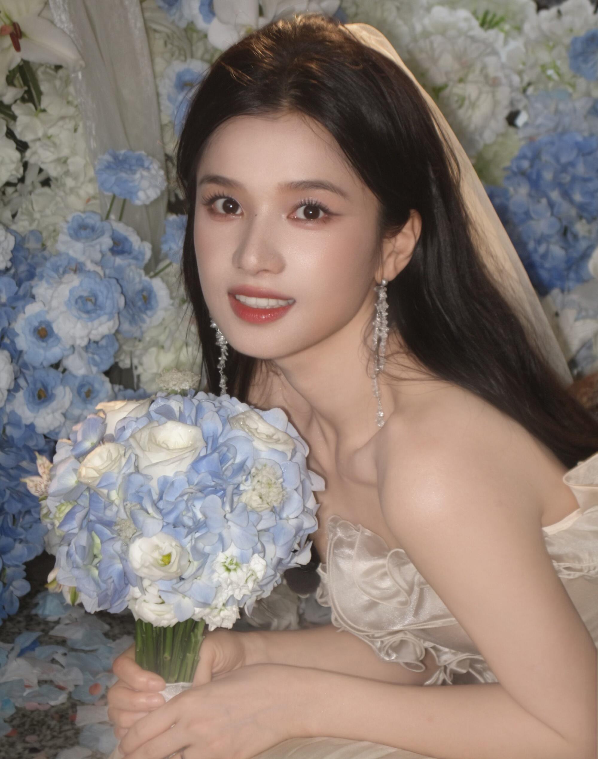 张婧仪｜Sheer Luck礼裙氛围感大片张婧仪×Sheer Luck礼裙，薄纱
