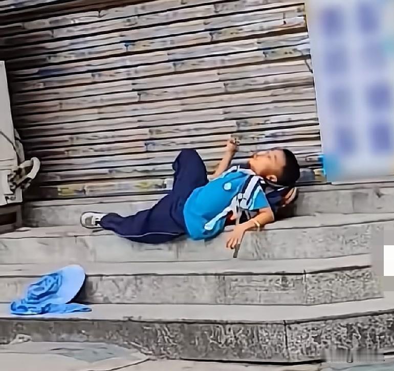 近日，贵州，一妈妈放学时忘记了接孩子，小朋友淡定地躺在学校门口的台阶上，一边耐心