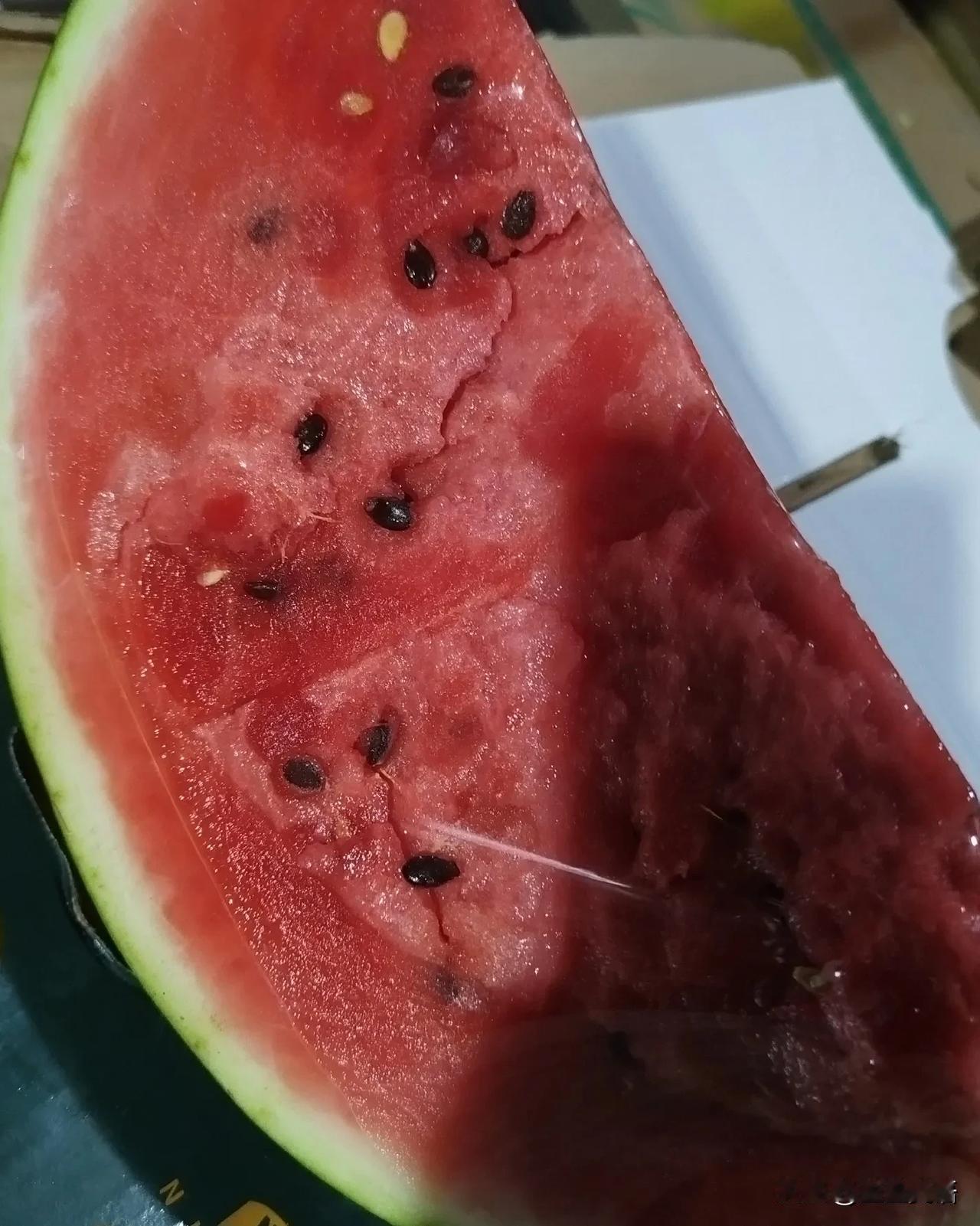 出去遛弯，看见一个硕大的西瓜，它的六分之一，也还是挺大一块。夏天吃西瓜，太过瘾了