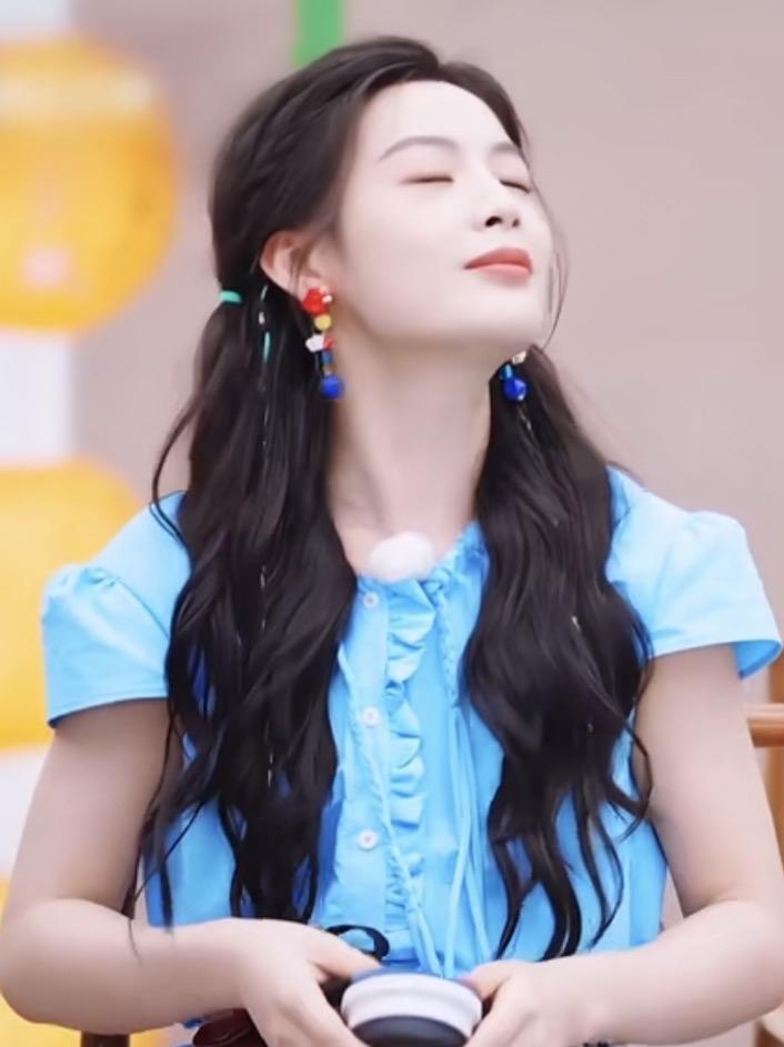 少女心满满的一天，蓝色连衣裙和彩色耳环，甜美又梦幻！💙🌸💖