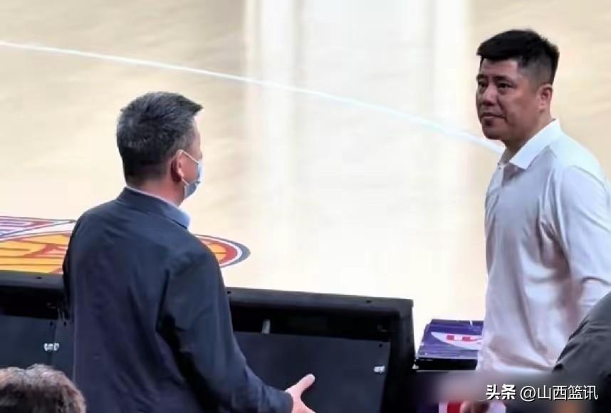 潘江这场比赛不应该输吧？
看图说话:这两个人的脸色都不好看！尽管球他身位背向镜头