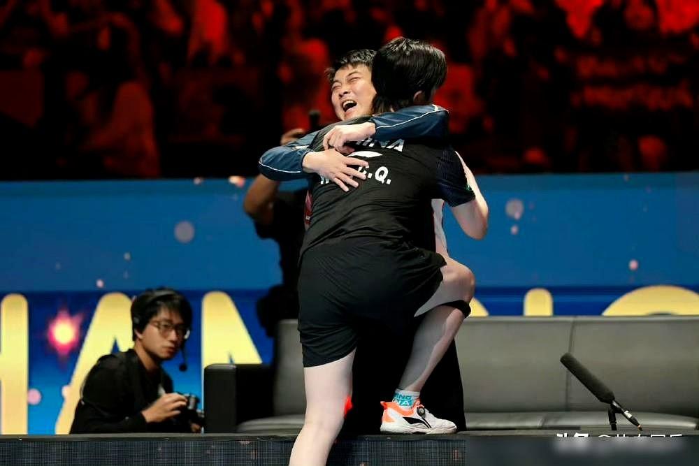 老有人问王皓怎么忍住不亲小胖。可我总觉得，巴黎那个拥抱比亲吻重多了。
他把他举起