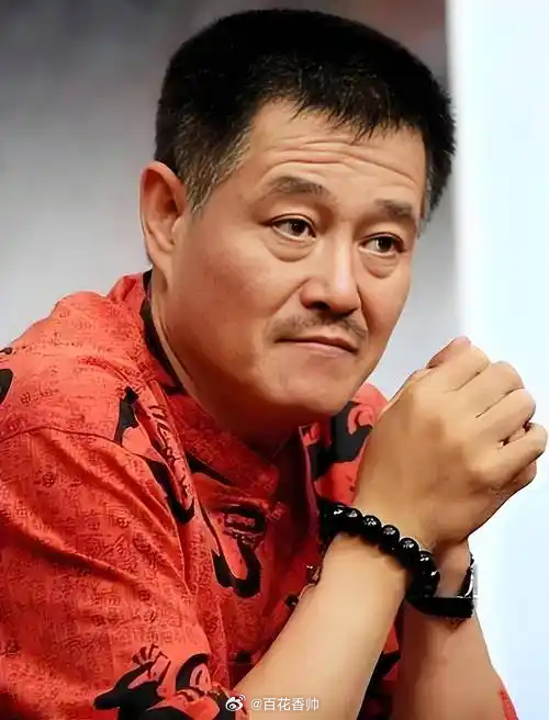 陈冠希撞脸赵本山陈冠希当年确实颜值巅峰，其他的都是浮云。陈冠希撞脸赵本山老师，这