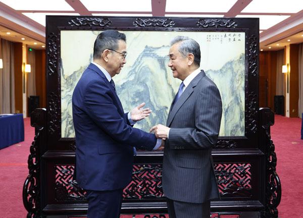 握着王毅外长的手，柬泰两国提了个请求，这个忙中方很乐意帮
在中美以及东盟的共同努