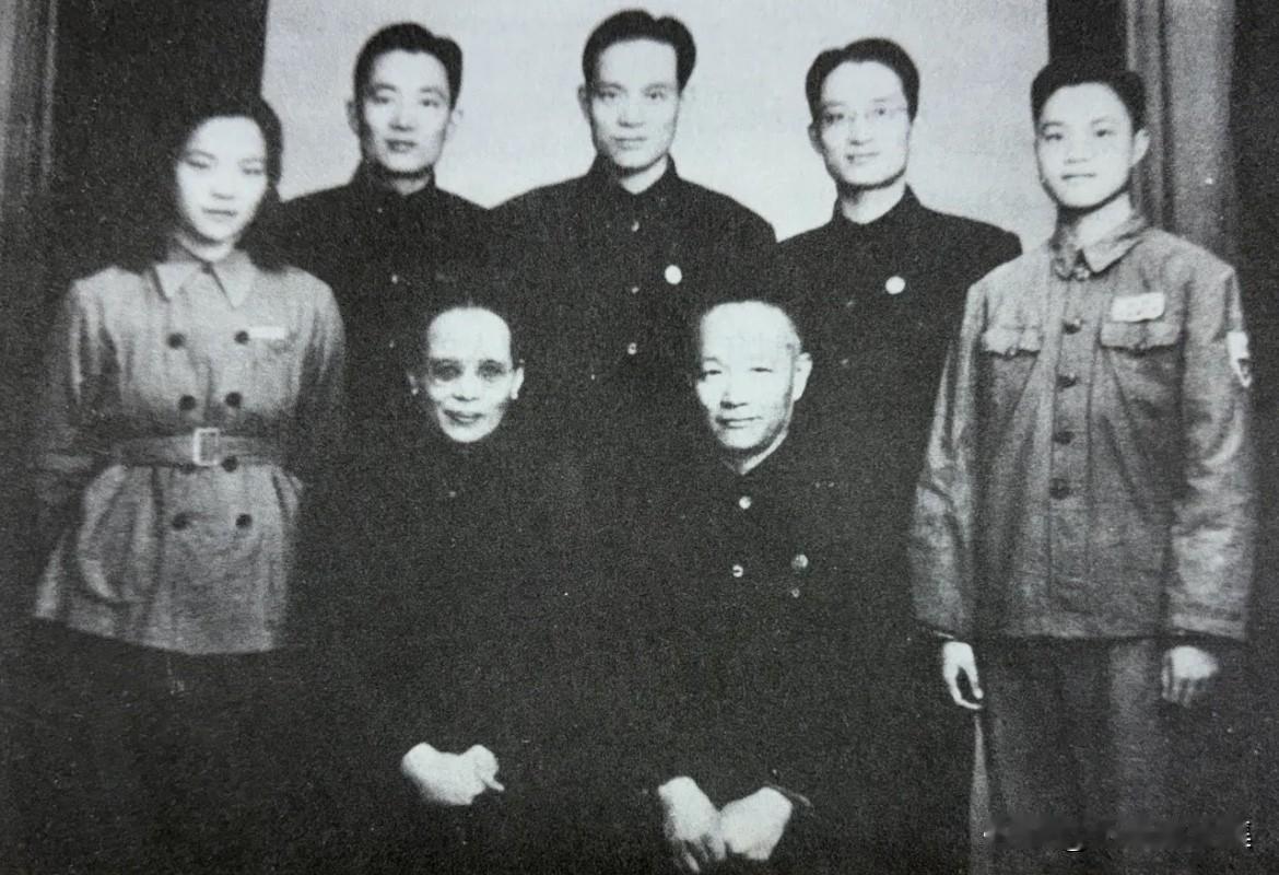 上世纪五十年代，“情报世家”的全家福。何遂与夫人陈坤立居中间，环立者子女，左起何