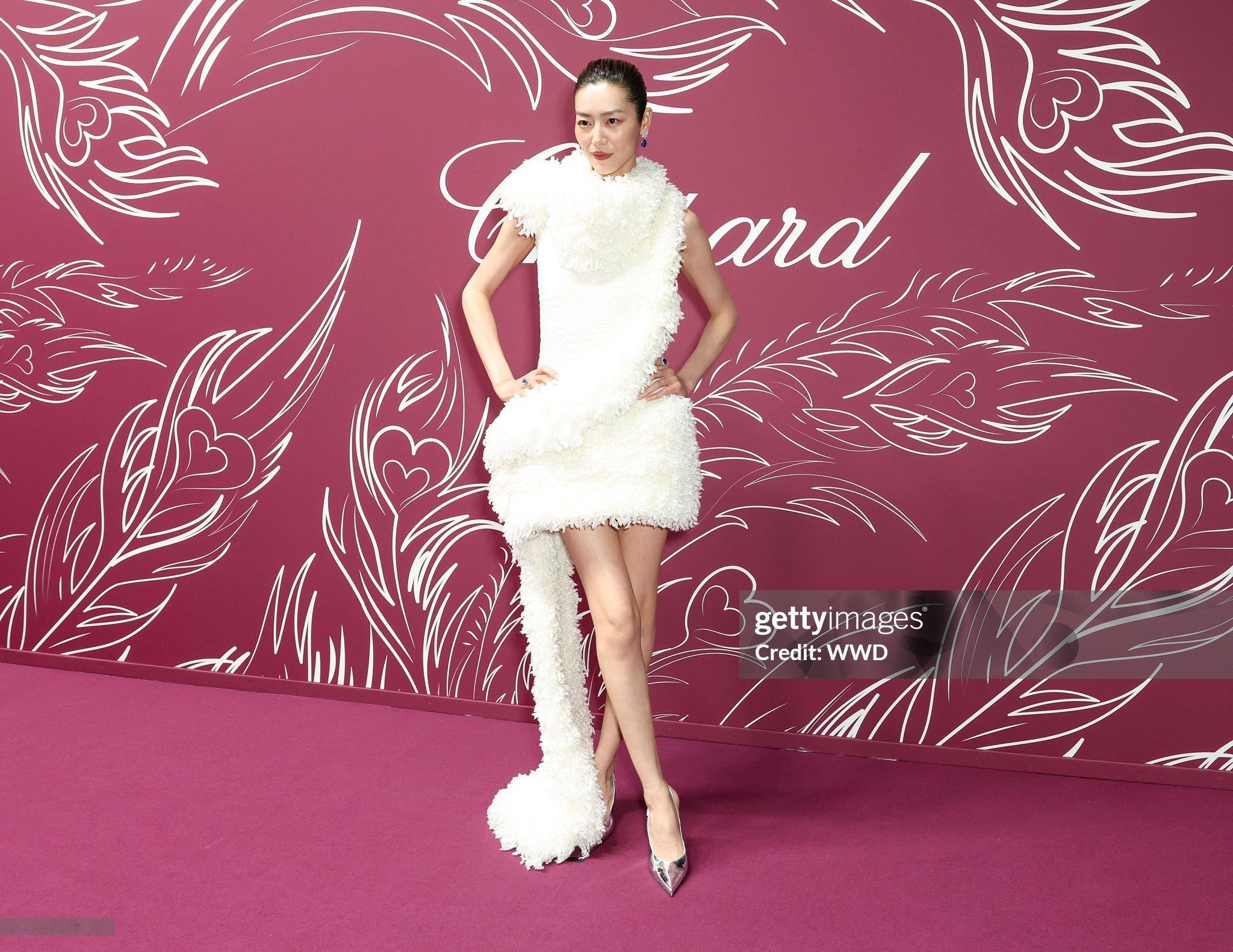 昨晚亮相戛纳电影节晚宴的 Chopard 女郎刘雯  💎裙装来自于 LOEWE