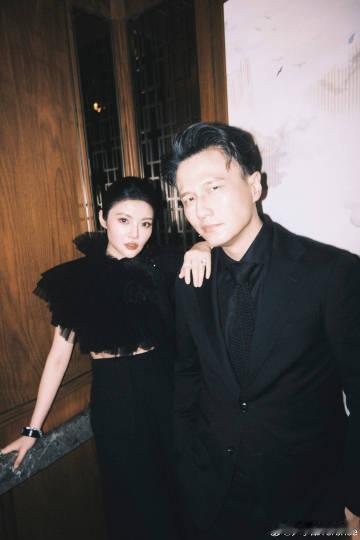 徐州偶遇徐冬冬尹子维吃烧烤 哇塞！徐州有网友在烧烤摊边“活捉”徐冬冬和尹子维。尹
