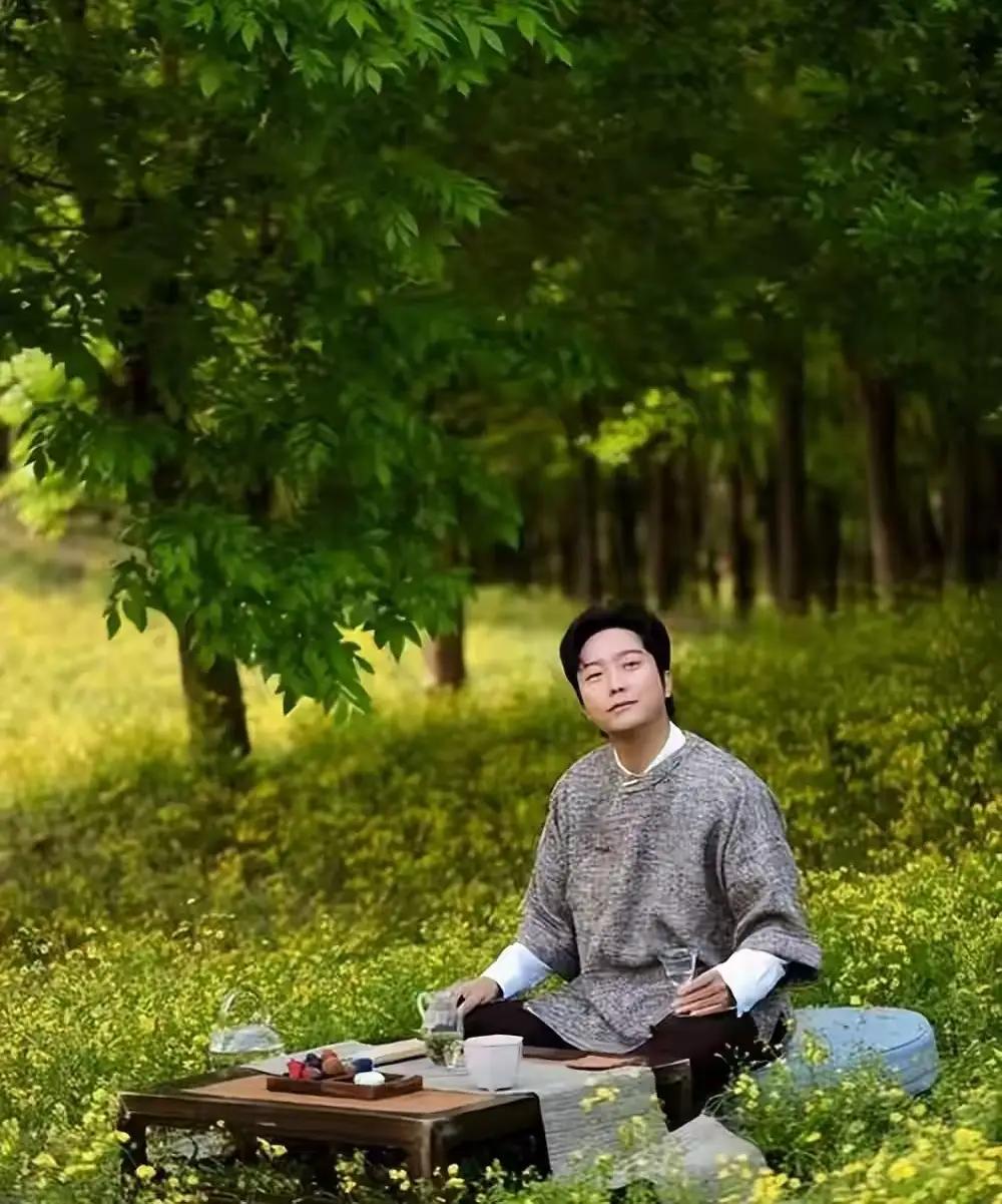 看到李玉刚现在归隐山林有太多感概。怎么说呢，人在年轻的时候总想跑到灯红酒绿的大城