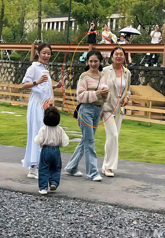 谢娜这么矮吗？总以为她很高，不过还是挺漂亮的，旁边是林心如吧？看着比她稍微高一些