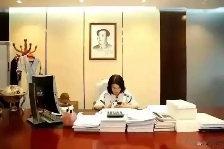 董明珠之所以创造了辉煌历史，其根源是将毛泽东思想运用到企业管理中去。
毛主席是世