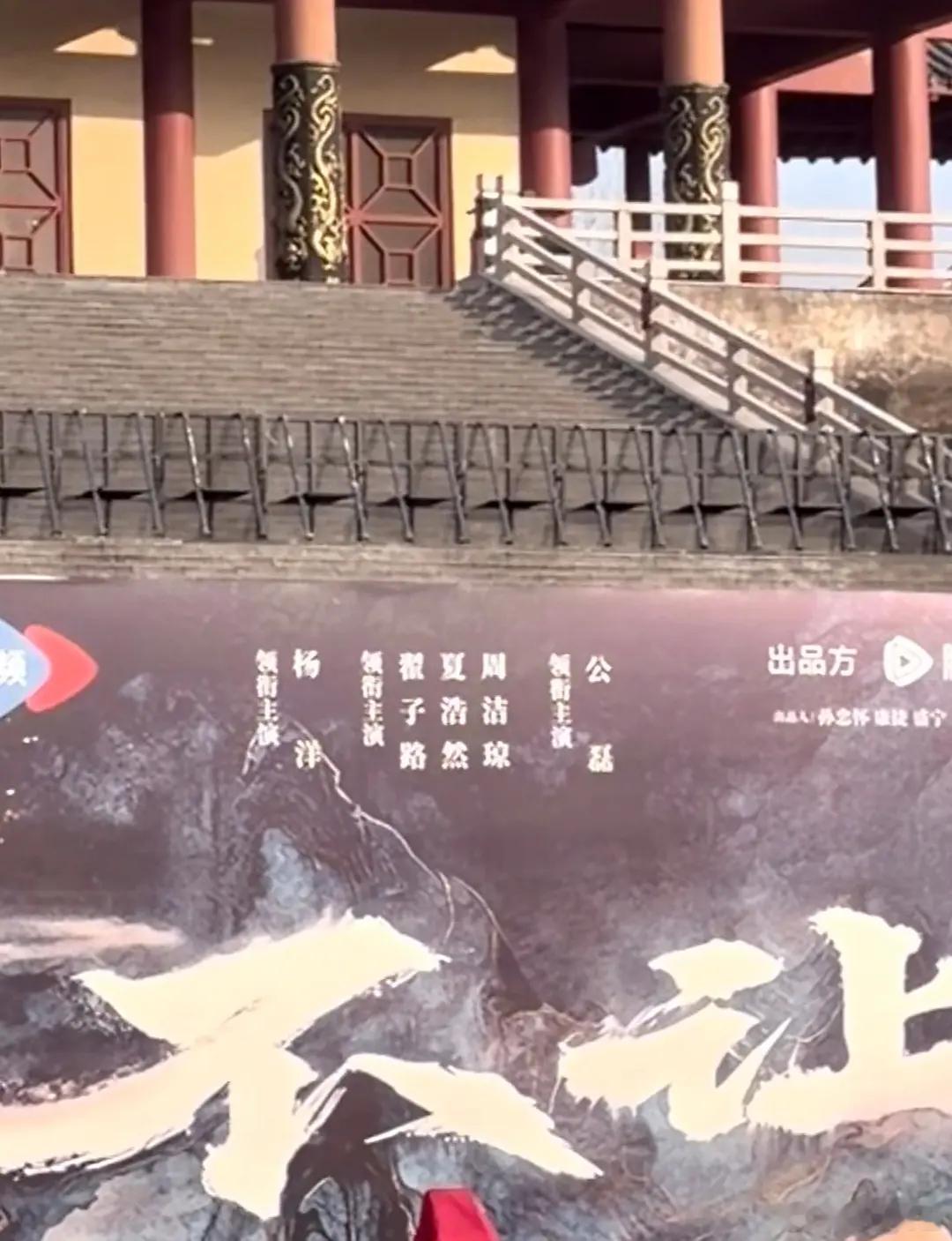 周洁琼档期冲突不参与ioi重组回归，在拍四番女主戏《不让江山》 