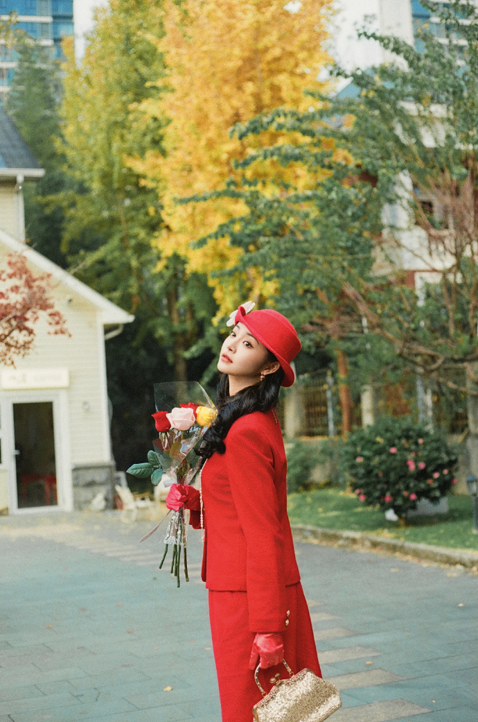 周洁琼80年代生日大片 周洁琼80年代生日大片来啦，红色小洋装复古摩登，好美 