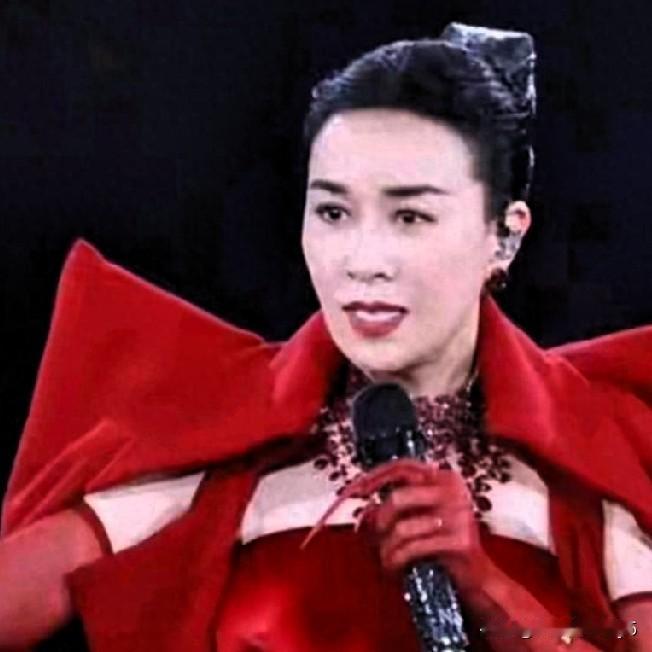 那英演唱会上，一众明星手腕皆佩戴“蓝丝带”，其背后含义着实令人费解。主办方并未就